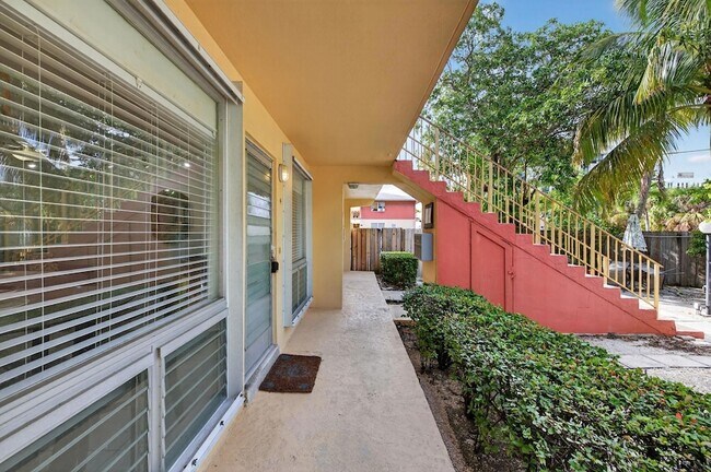 Building Photo - 2624 NE 30th Pl