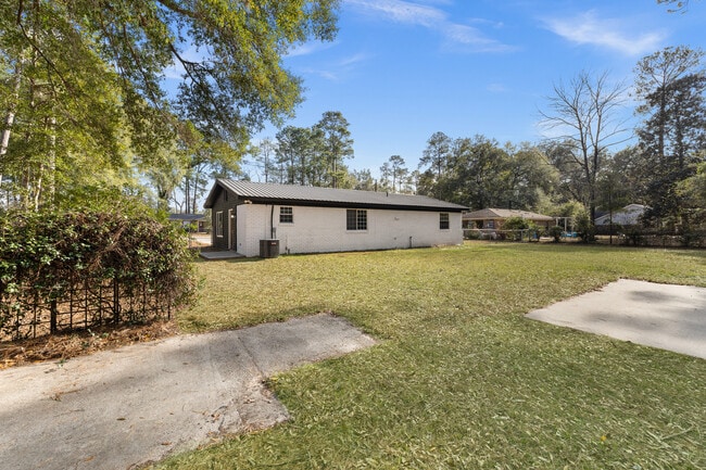 Building Photo - 351 Queens Way