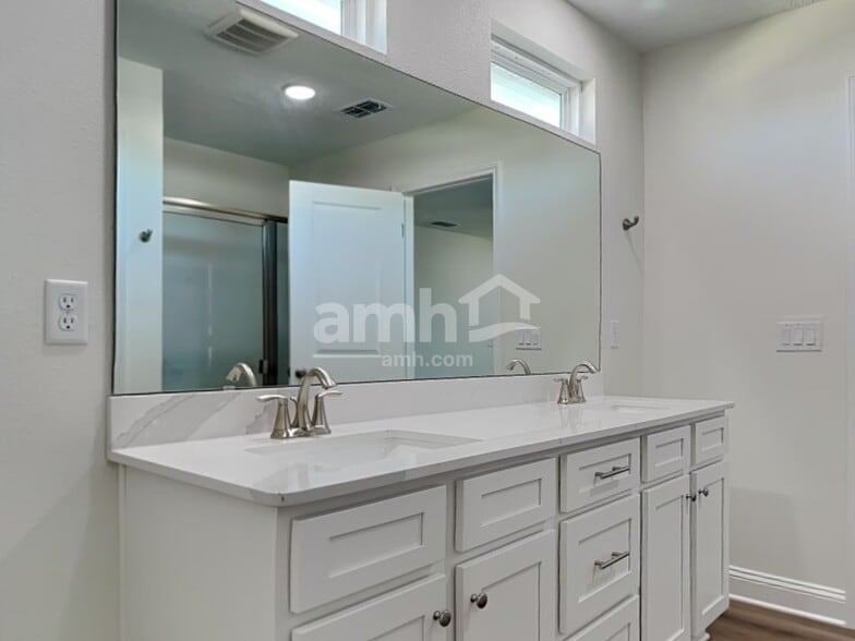 Building Photo - 11440 Bay Hl Cir