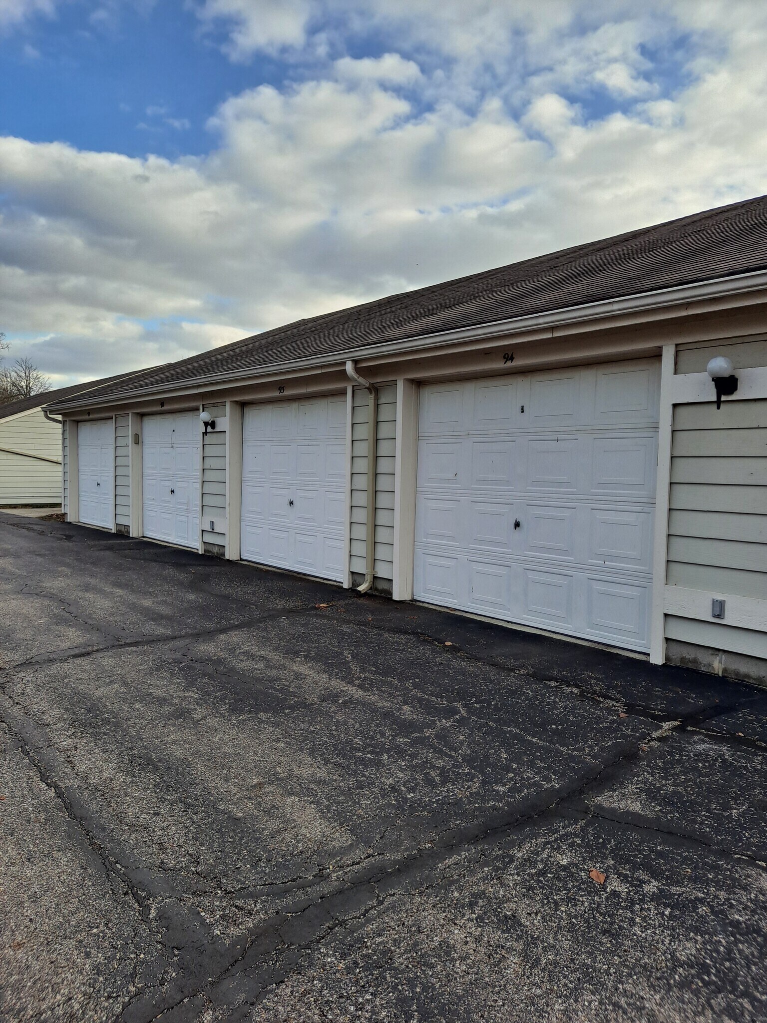 Building Photo - 6729 Meadow Creek Dr