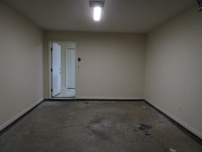 Building Photo - 20 Brushwood Ct