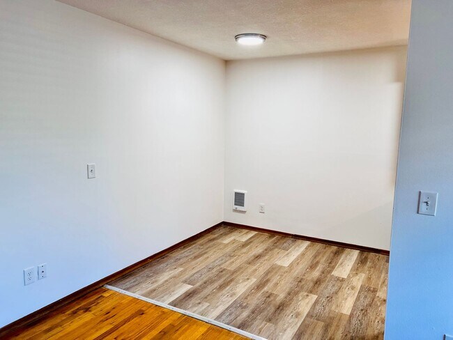 Building Photo - Single level 1 bed meets Mid-Century cool