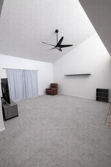 Living room - 220 N 22nd Pl