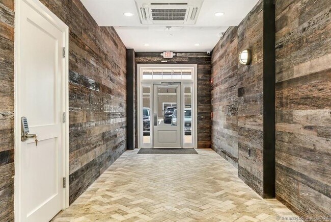 Building Photo - 1077 Boston Post Rd