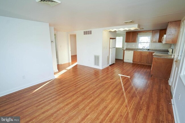 Building Photo - 33372 River View Ave