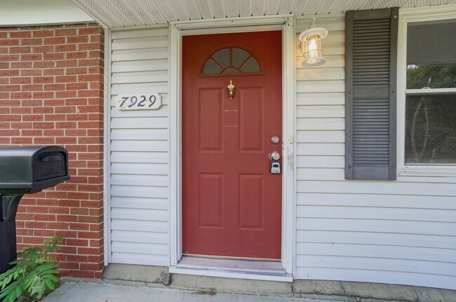 Building Photo - Three Bedroom Home with Great Outdoor Entertainment Space!