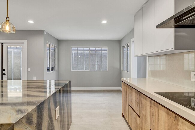 Building Photo - Stunning Remodeled 4-Bedroom Home in Exclu...