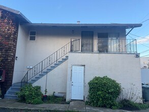 Building Photo - Sunnyvale 1BR with In-Unit Laundry, Attached Garage & Utilities Included – Prime Location