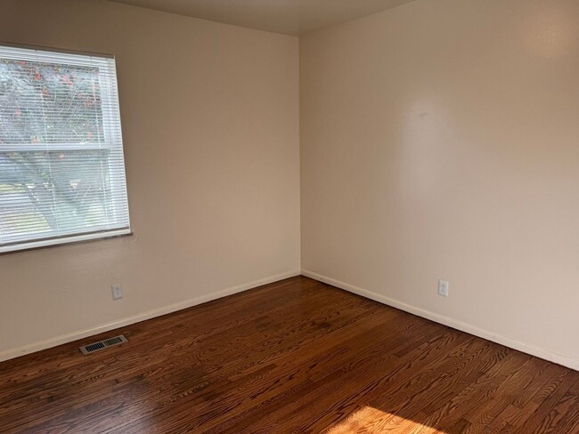 Building Photo - 1025 W Parkway Ave