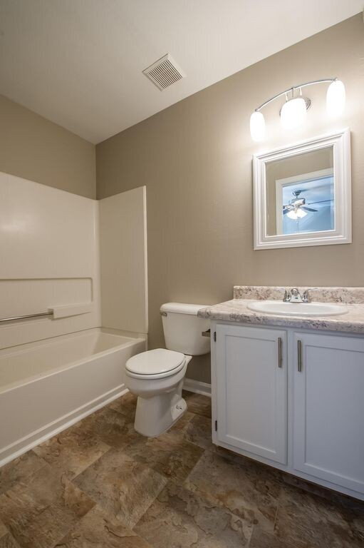 Building Photo - 4 BR 3 BA Town House! AVAILABLE AUGUST!