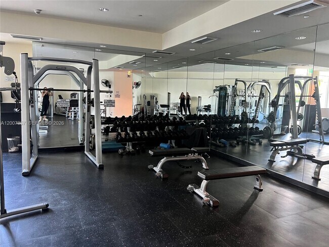 Building Photo - 2475 Brickell Ave