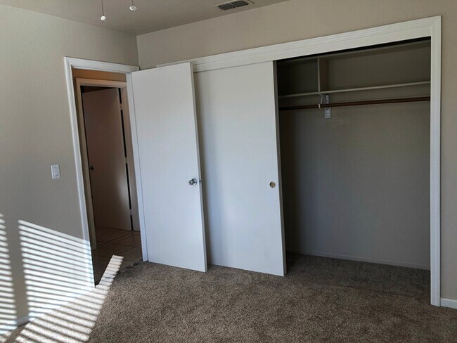 Building Photo - Cozy & Well-Maintained Home in a Peaceful ...