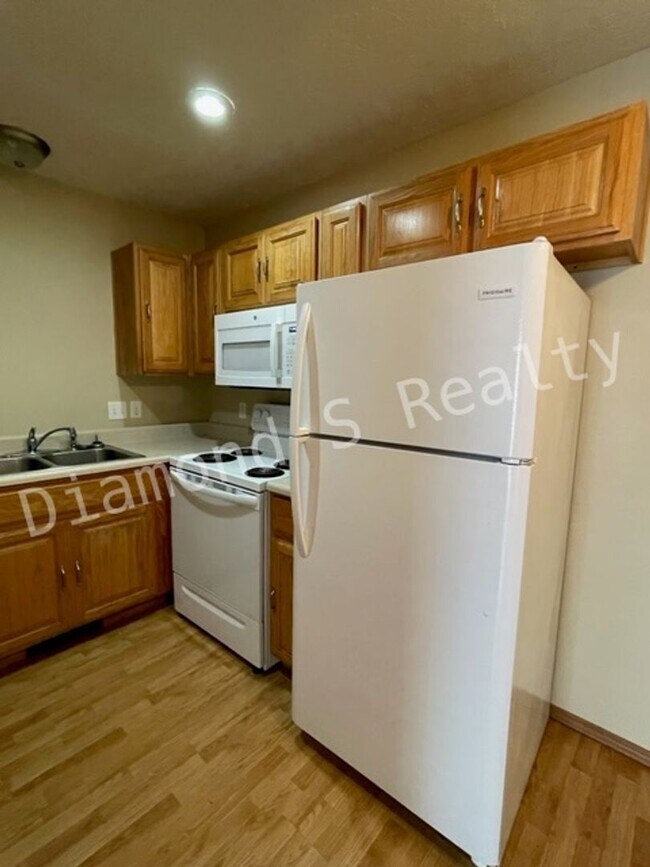 Building Photo - Cute 2 Bed Duplex Available Now - 2 bed, 2 bath, 1 car garage!