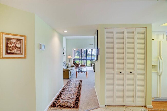 Building Photo - 233 NE Edgewater Dr