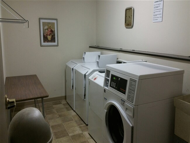 Building Photo - Updated 2bd/1ba Condo w/ Pool & Heated Par...