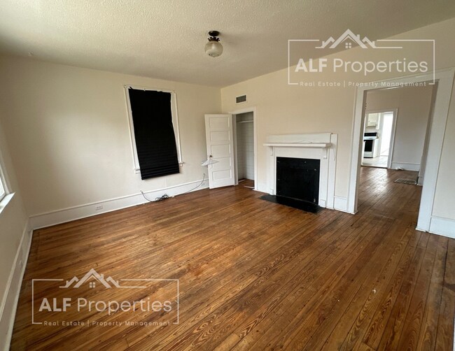 Building Photo - 3BR/2BA | Two Stories | Large Living Room & Dining Room