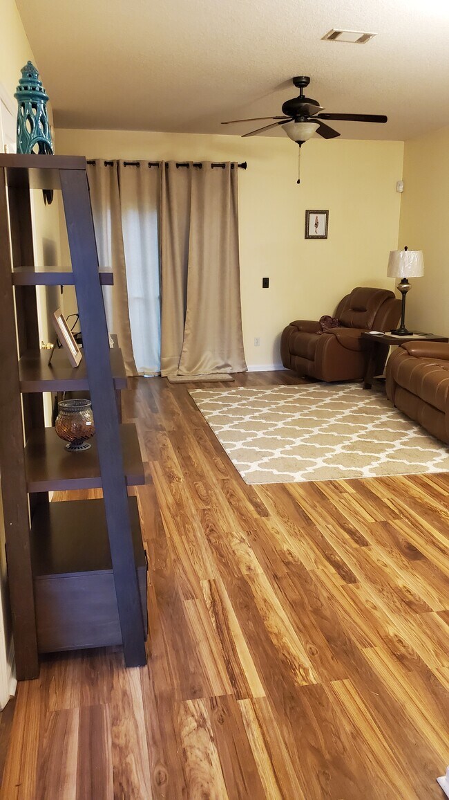 Building Photo - 242 Scrub Jay Dr