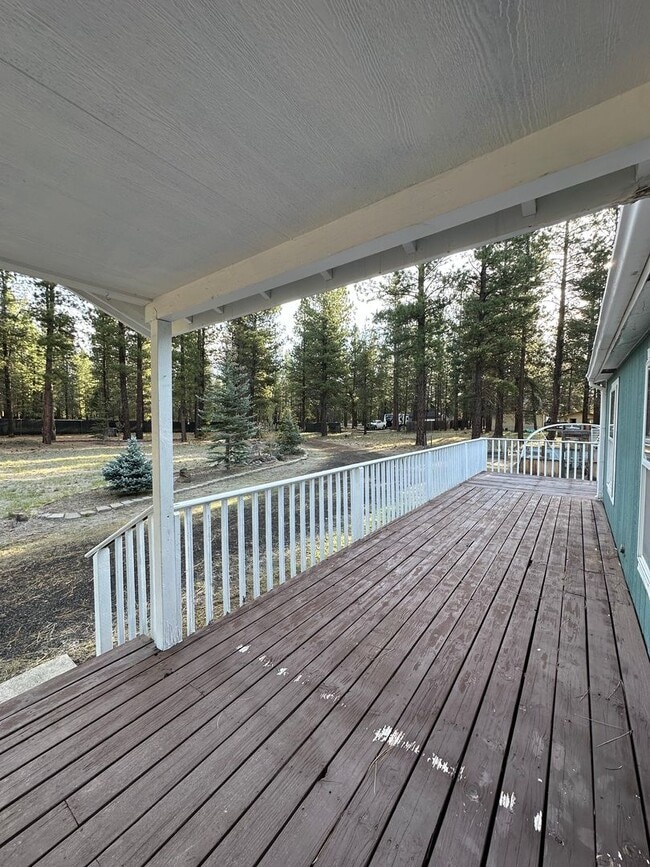 Building Photo - Adorable home in La Pine area, 1.5 acres fully fenced!!