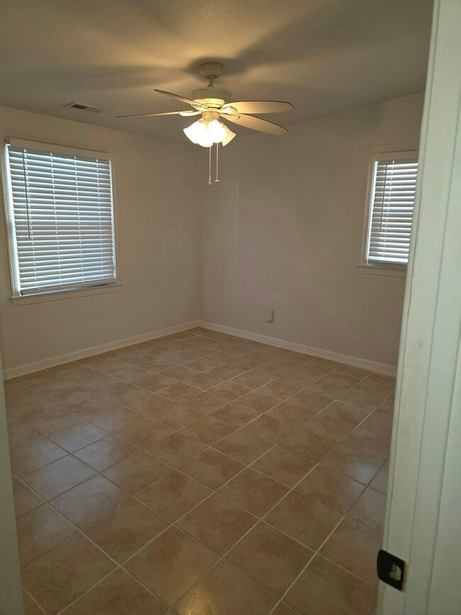 Building Photo - 709 Windy Rd