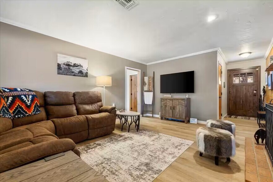 Building Photo - 120 Stutz Bearcat Dr