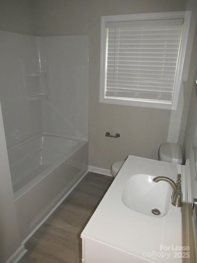 Building Photo - 1735 River Rd