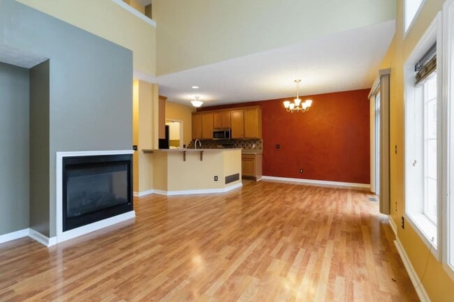 Building Photo - 5825 Crescent Ridge Dr