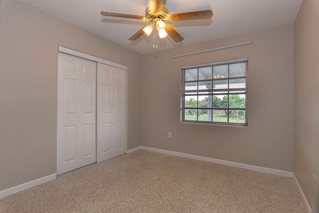 Building Photo - 3 bedroom/ 2 bath with carport