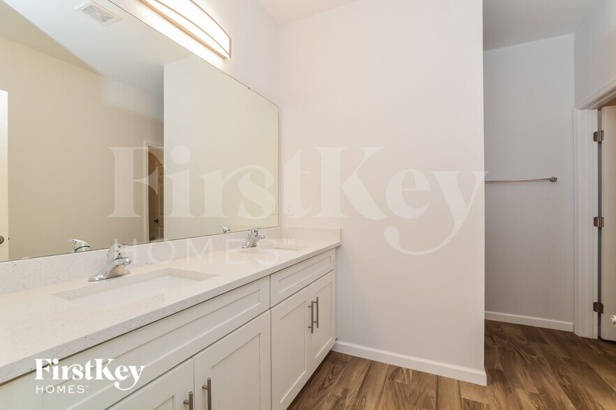 Building Photo - 1050 E Lombardy Dr