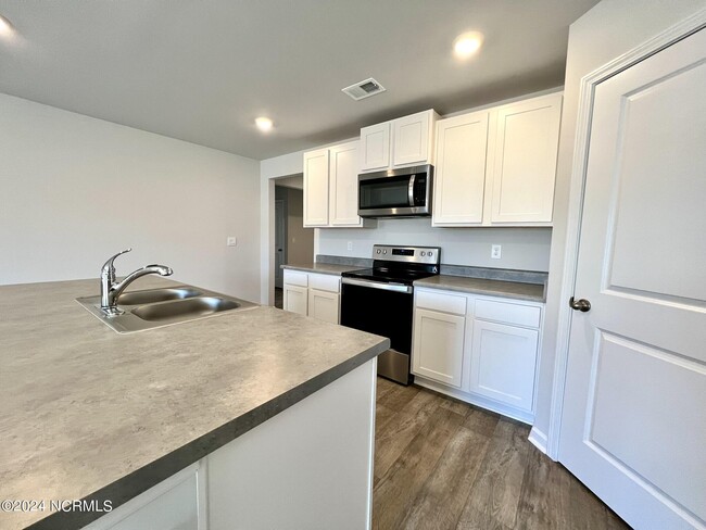 Building Photo - 8201 E Highcroft Dr NE