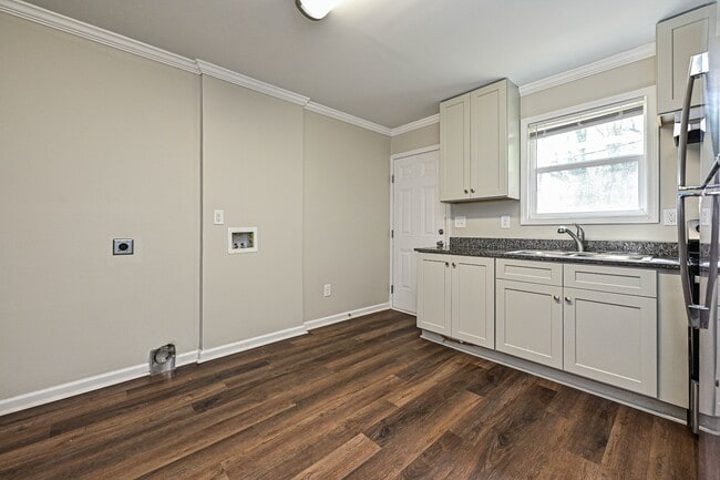 Building Photo - 302 E Hudson St