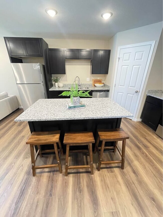 Building Photo - 9279-9281 N Fox Pointe Ct