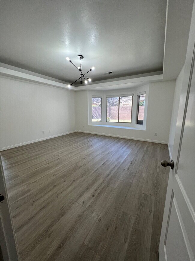 Building Photo - "Spacious 5-Bedroom Oasis with 3 Full Baths in Beautiful St. George – 2,998 Sq. Ft. of Comfort!"