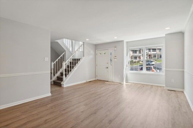 Building Photo - Available mid February - Fully Renovated 3B/2.5B Townhome in West Chester!
