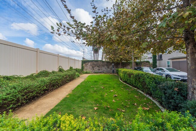 Building Photo - Newer townhome rental located in the gated One Seven Eight community!