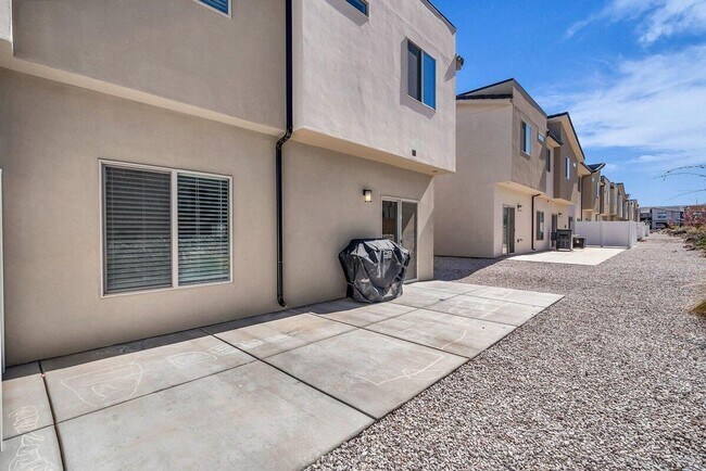Building Photo - Stunning End-Unit in South Desert Townhomes