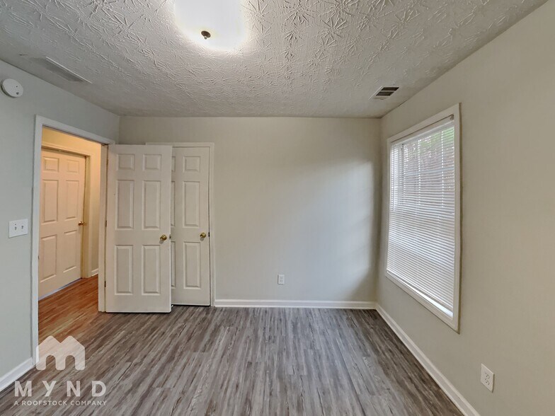 Building Photo - 10 Ryans Cir