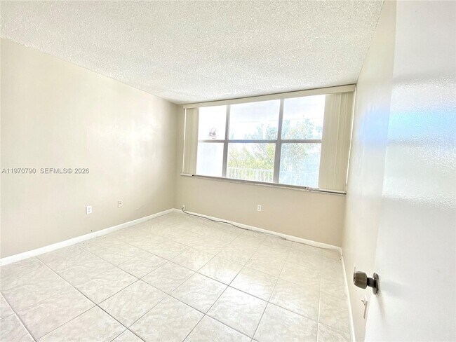 Building Photo - 1300 NE Miami Gardens Dr