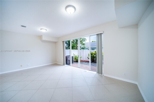 Building Photo - 5327 SW 40th Ave