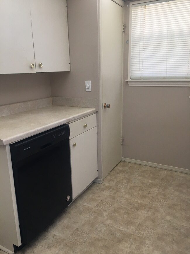 Kitchen (pic 2) - 2832 Stonebrook St