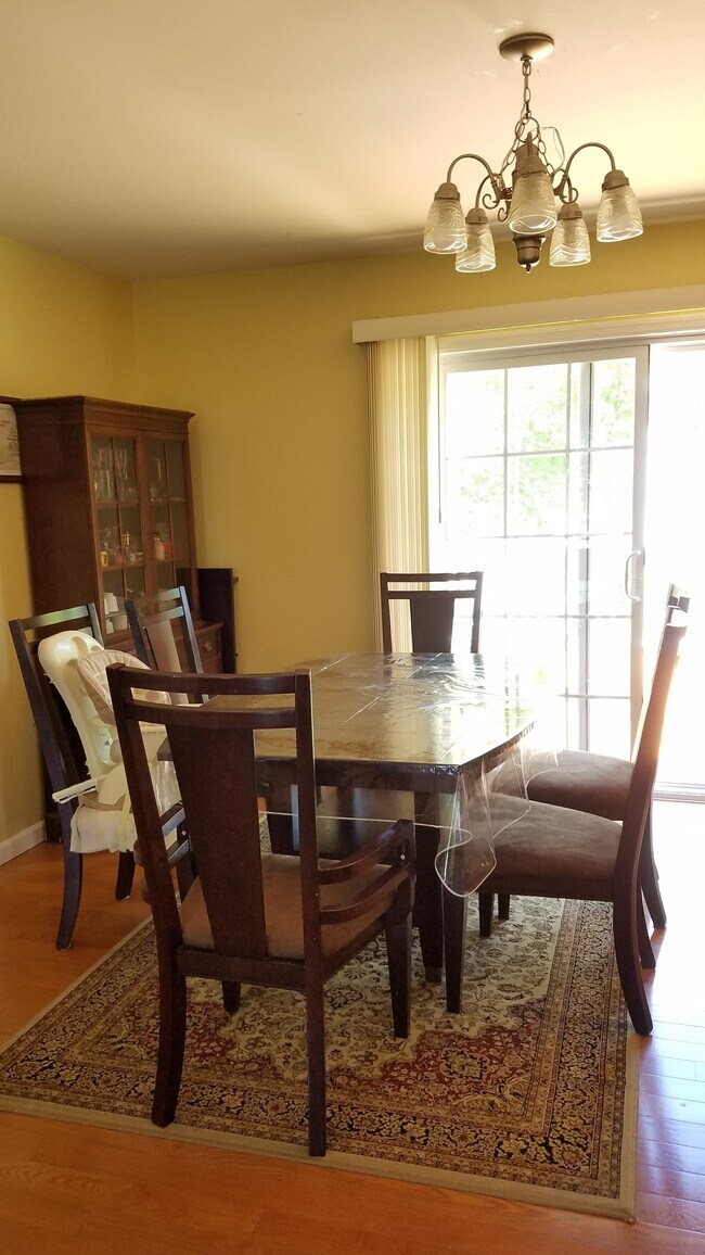 Building Photo - 232 Roxbury Rd