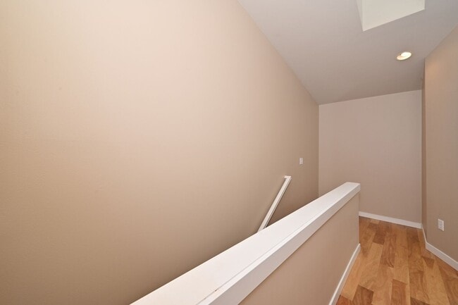 Building Photo - Modern & Spacious 2+ Bedroom/3.25 Bath Vie...