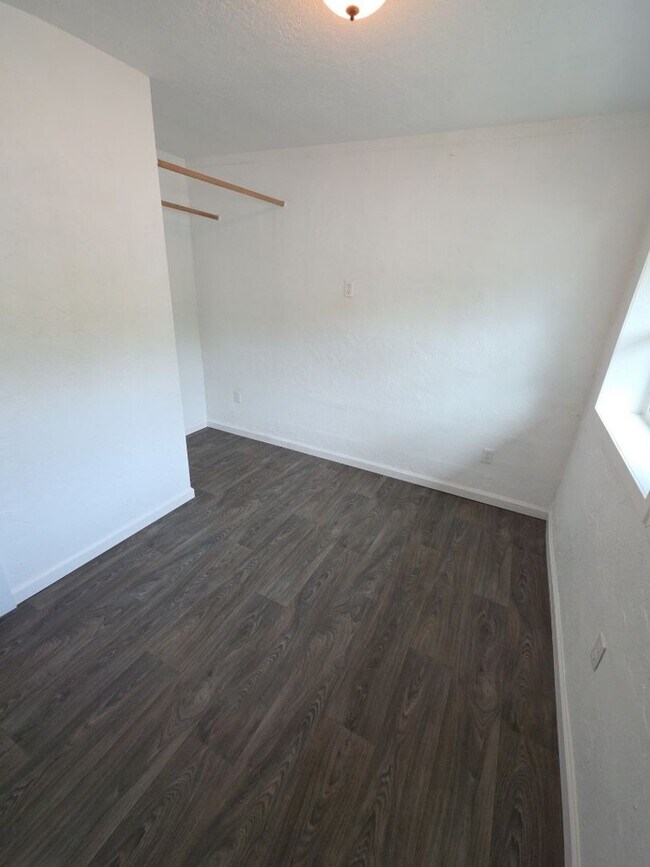 Building Photo - 13451 Lakeshore Dr
