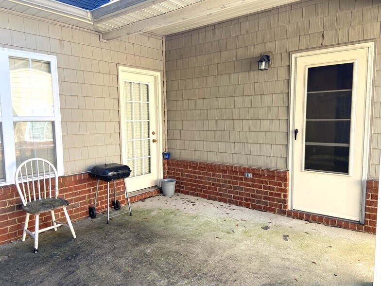 Building Photo - 422 Holland Lakes Dr N