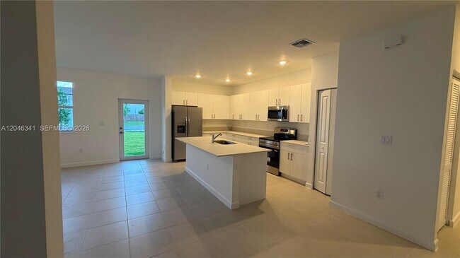 Building Photo - 2475 SE 29th Dr