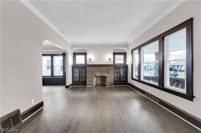 Building Photo - 10106 Greenview Ave