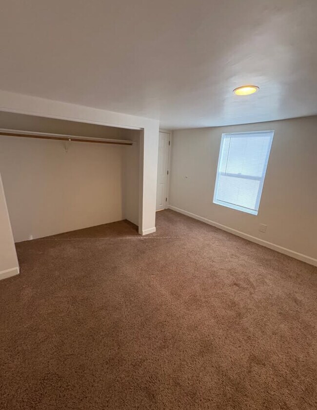 Building Photo - 550 Ray Ln