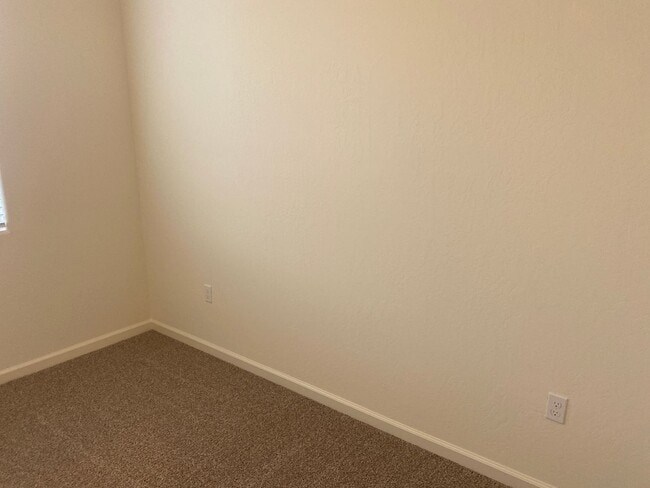 Building Photo - Newer 3 Bedroom 2 Bathroom Home in Tulare!