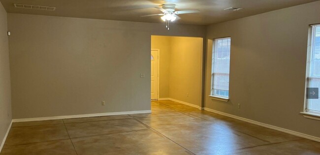 Building Photo - 2 bedroom, 2 bath in the Plaza District