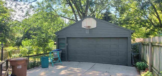 Building Photo - College View Cutie!