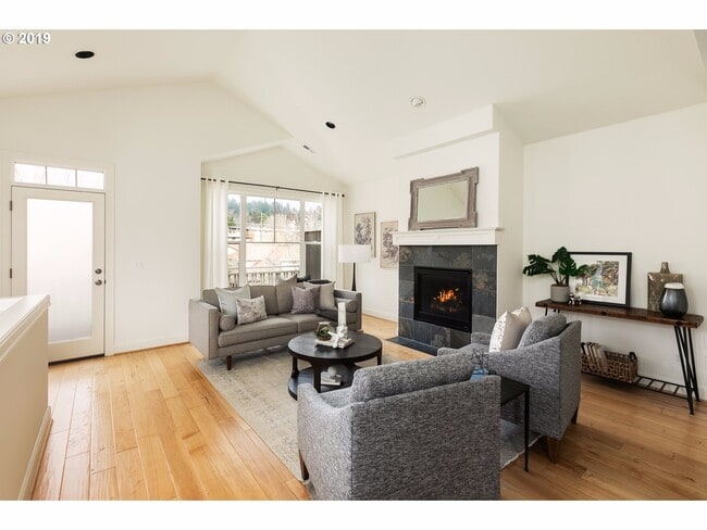 Building Photo - Amazing 3 bed / 2.5 bath Duplex with Bonus Room!